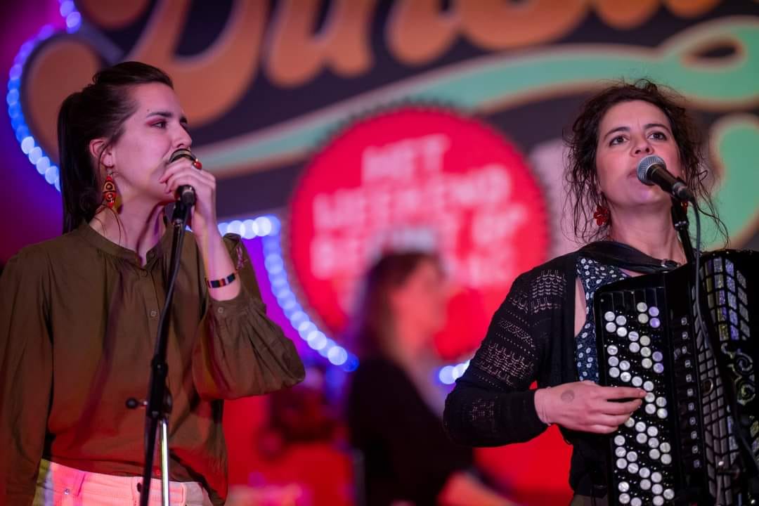 Alissia and Morgane from Lyonesse on stage with their voices and the accordion.