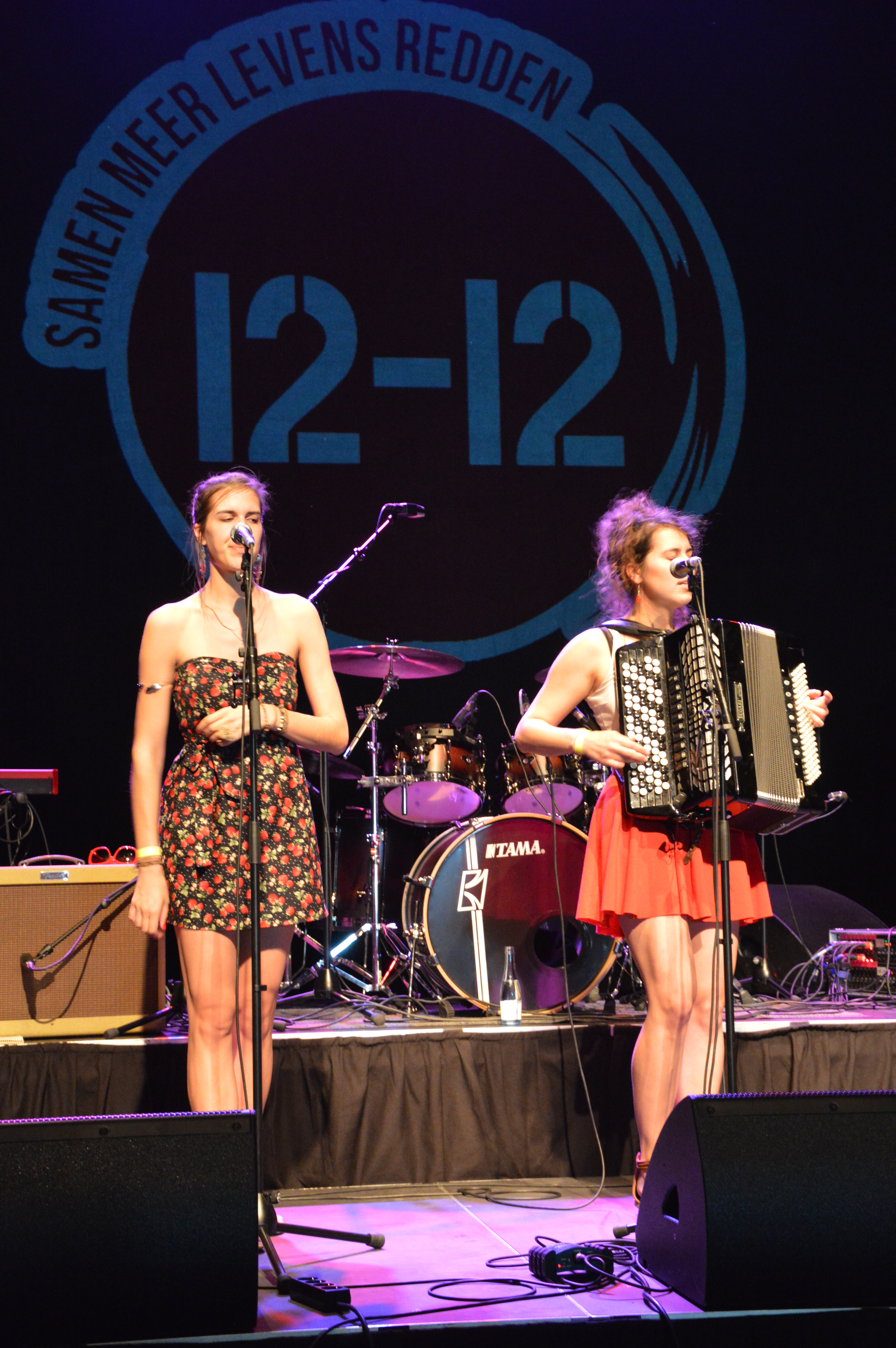 Alissia and Morgane from Lyonesse on stage with voices and accordion.